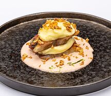 Телячий язык на картофельном пюре с соусом из хрена