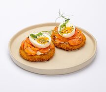 Хашбраун А-ля драники с лососем и яйцом 		