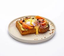 Бриошь с лососем, яйцом пашот и соусом гуакамоле