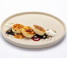 Сырники с творожным кремом, ягодным соусом и миксом из семечек