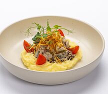 Строганов из цыпленка с картофельным пюре 		