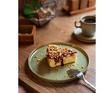 Запеканка творожная с яблоком и вишнёвым джемом
