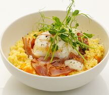 Пшенная каша с беконом и яйцом пашот