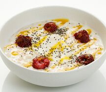 Каша овсяная с ягодами