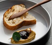 Паштет из куриной печени, соус из смородины, карамелизированный фундук