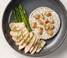 Куриная грудка, сливочное киноа и спаржа