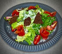 Микс-салат Цезарь с малосольной форелью