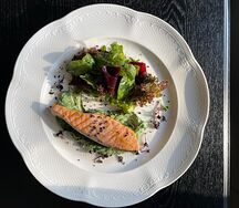 Кижуч с зеленым сырным кремом 