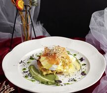 Картофельная вафля с яйцом пашот и малосольным лососем