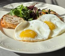 Глазунья с колбасками, овощами и фасолью