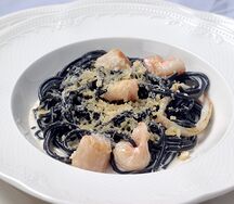 Спагетти с чернилами каракатицы и морепродуктами