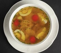 Консоме с куриным филе и яйцом
