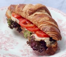 Сэндвич-круассан с куриным филе