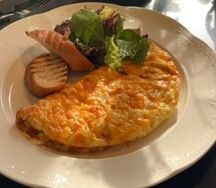 Омлет с сыром и лососем