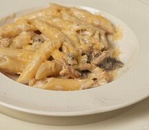 Пенне с курицей и грибами в сливочном соусе