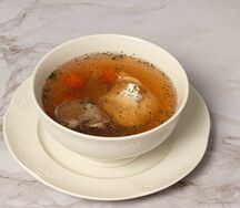 Консоме с телятиной и яйцом пашот