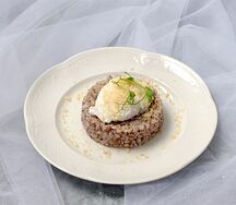 Зелёная гречка с сыром и яйцом пашот