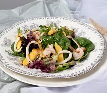 Салат с креветкой, кальмаром и манго