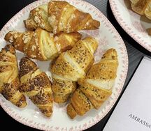 Круассан с шоколадом и орехом