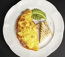 Омлет с беконом и томатами черри
