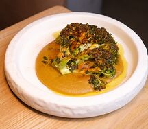 Стейк из брокколи с хумусом и соусом чимичурри