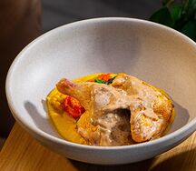 Жареный цыпленок с кукурузой, шпинатом и перечным соусом
