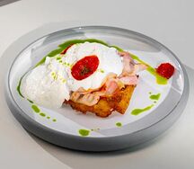 Драник с беконом, яйцом пашот и сметанным муссом 
