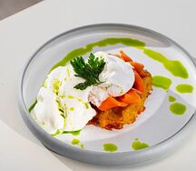 Драник с лососем, яйцом пашот и сметанным муссом
