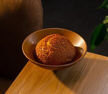 Хрустящий Шу с заварным кремом и фундучным пралине с малиной