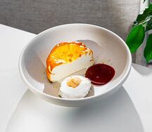 Теплый баскский пирог с клубничным соусом и белым шоколадом 