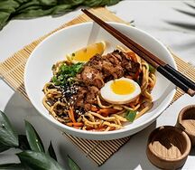 Wok с куриным бедром и соусом тайбей