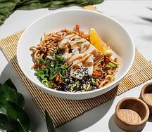 Wok c кальмаром и ореховым соусом