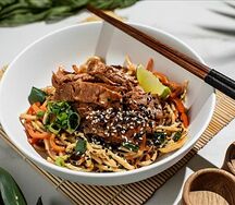 Wok c окороком в соусе хойсин