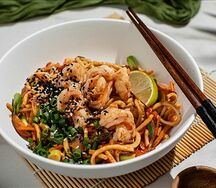 Wok с креветкой и соусом том ям