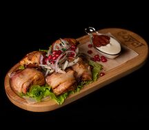 Шашлык из куриной грудки в беконе