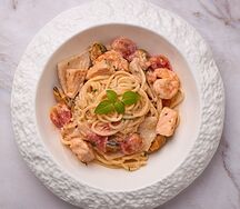 Паста с морепродуктами и лососем