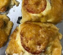 Горбуша, запеченная с помидором и сыром