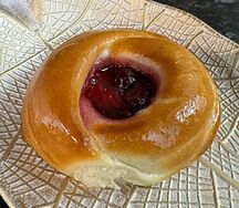 Булочка с творогом и вишней
