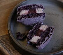 Макарон Солёный шоколад-ежевика
