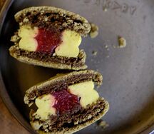 Макарон Фисташка-малина