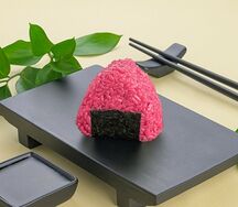 Онигири розовое со снежным крабом