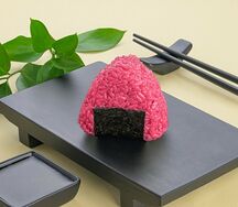 Онигири розовое с жареным лососем