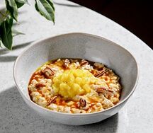 Овсяная каша с карамелизированной грушей, солёной карамелью и орехом пекан