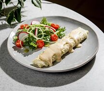 Омлет с соусом чеддер