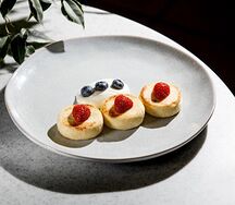 Сырники классические со свежей ягодой и сметаной