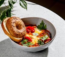 Шакшука с запеченным баклажаном и маринованным перцем
