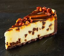 Чизкейк с шоколадом, карамелью и орехами