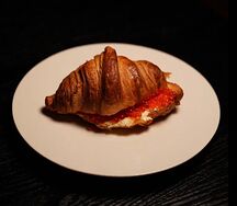 Круассан с красной икрой