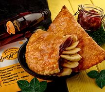 Чебурек с клубникой и бананом