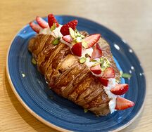 Круассан с кремом-чиз и клубникой